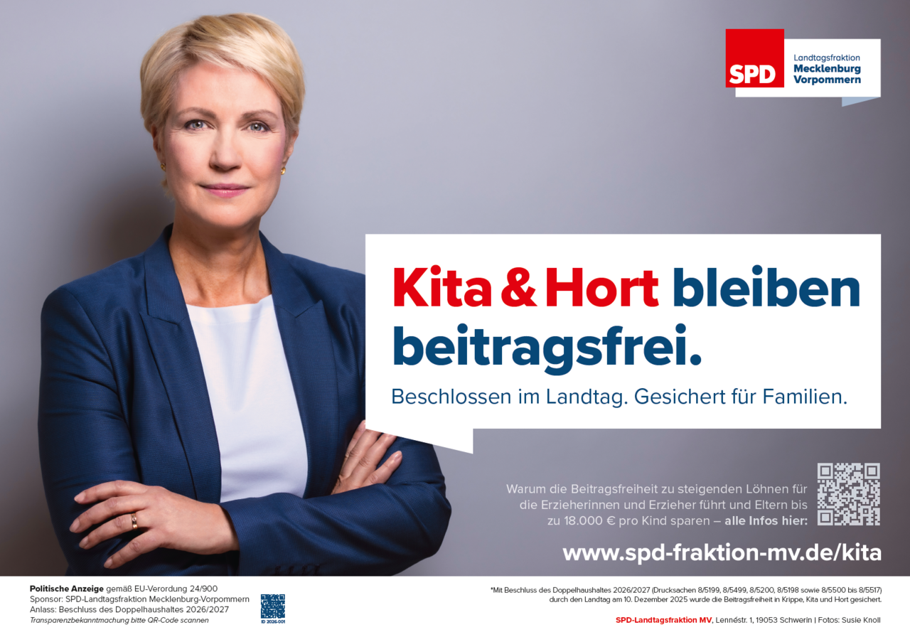 Wahlkampagne-Plakat der SPD: Links im Bild eine blonde kurzhaarige Frau im Anzug. Rechts die Aufschrift "Kita & Hort bleiben betragsfrei."