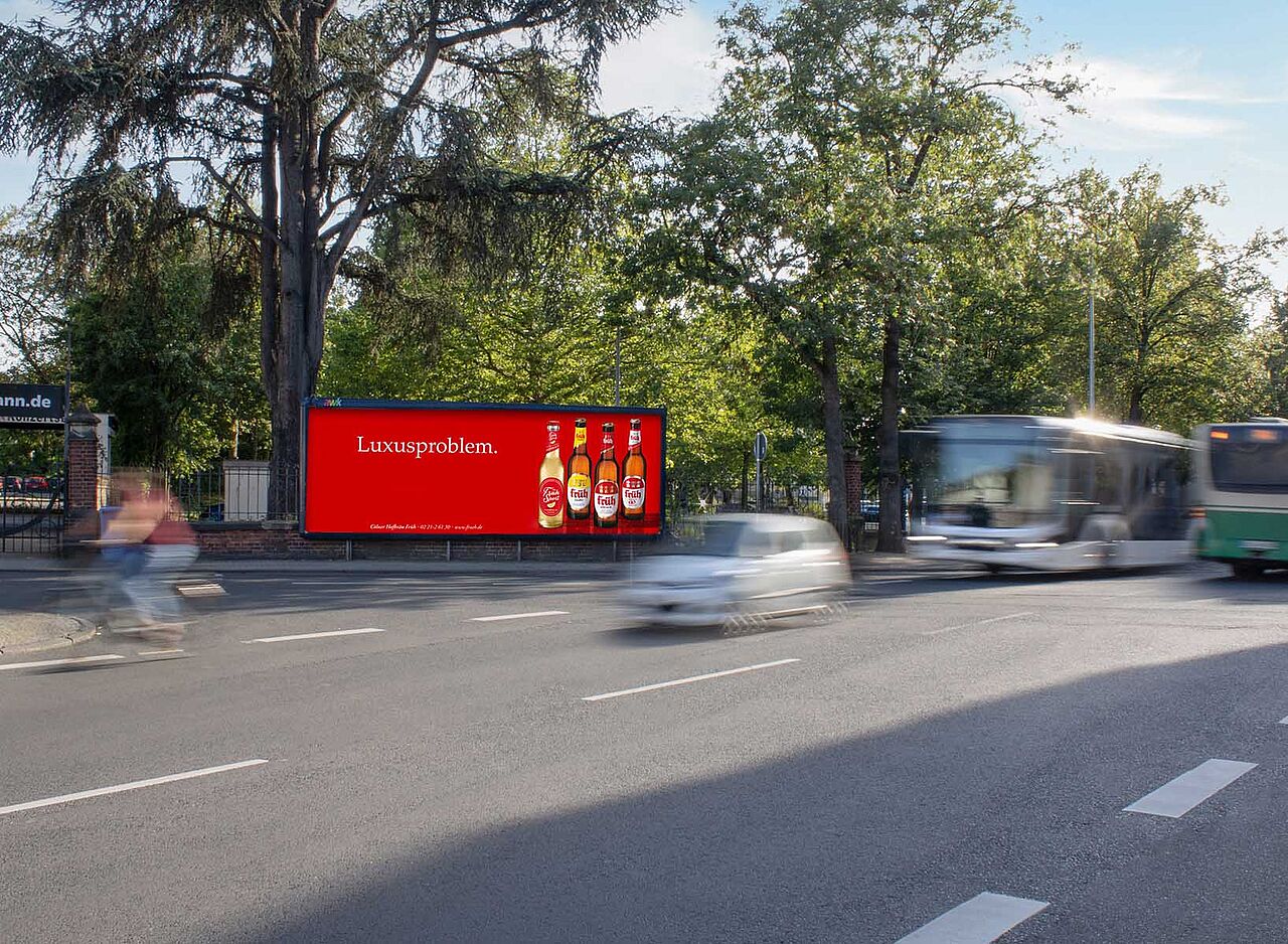 18 Quadratmeter Megastar an einer befahrenen Hauptverkehrsstraße