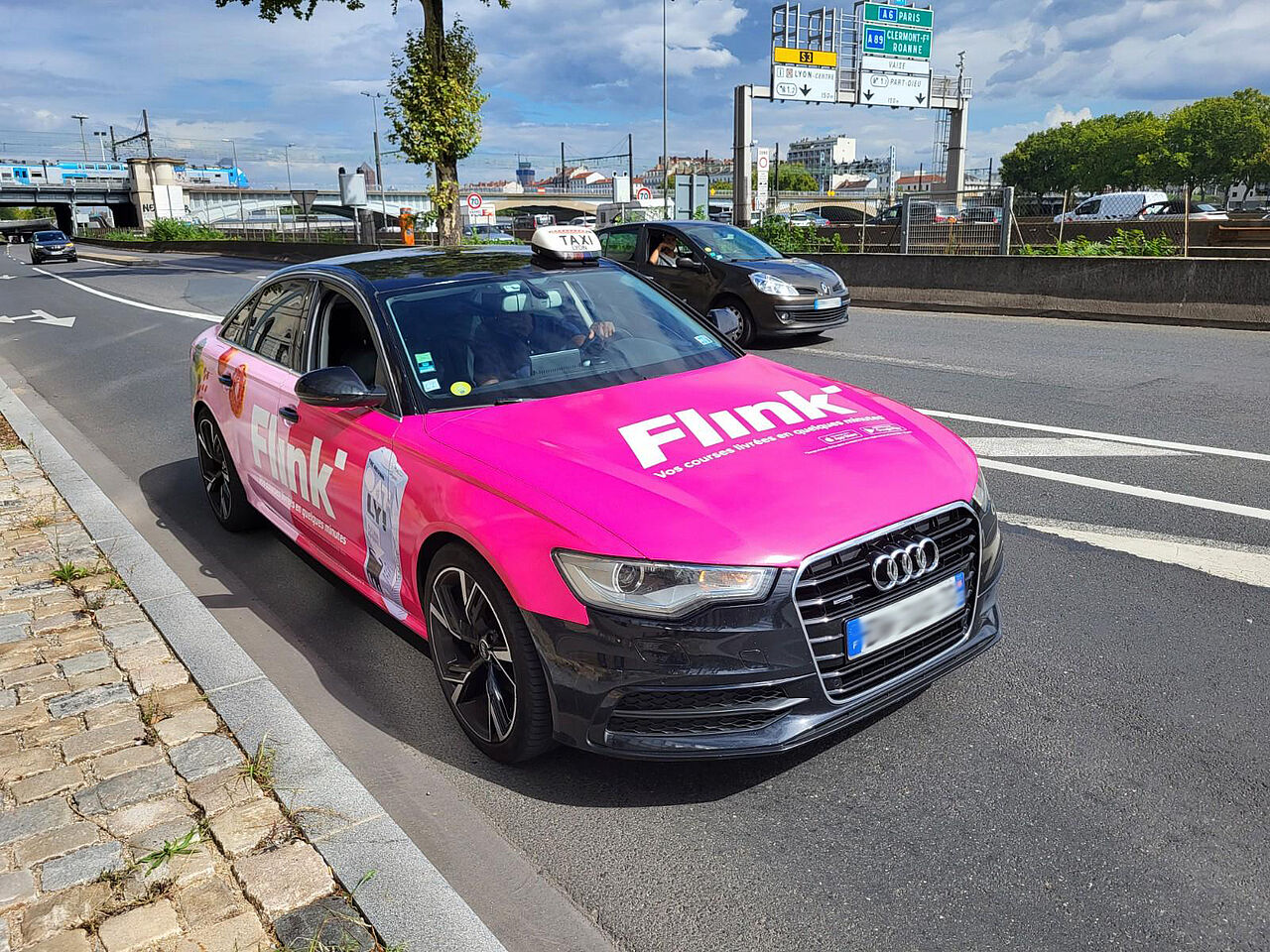 Flink liefert Tempo – auch als rollende Werbefläche auf dem Taxi.