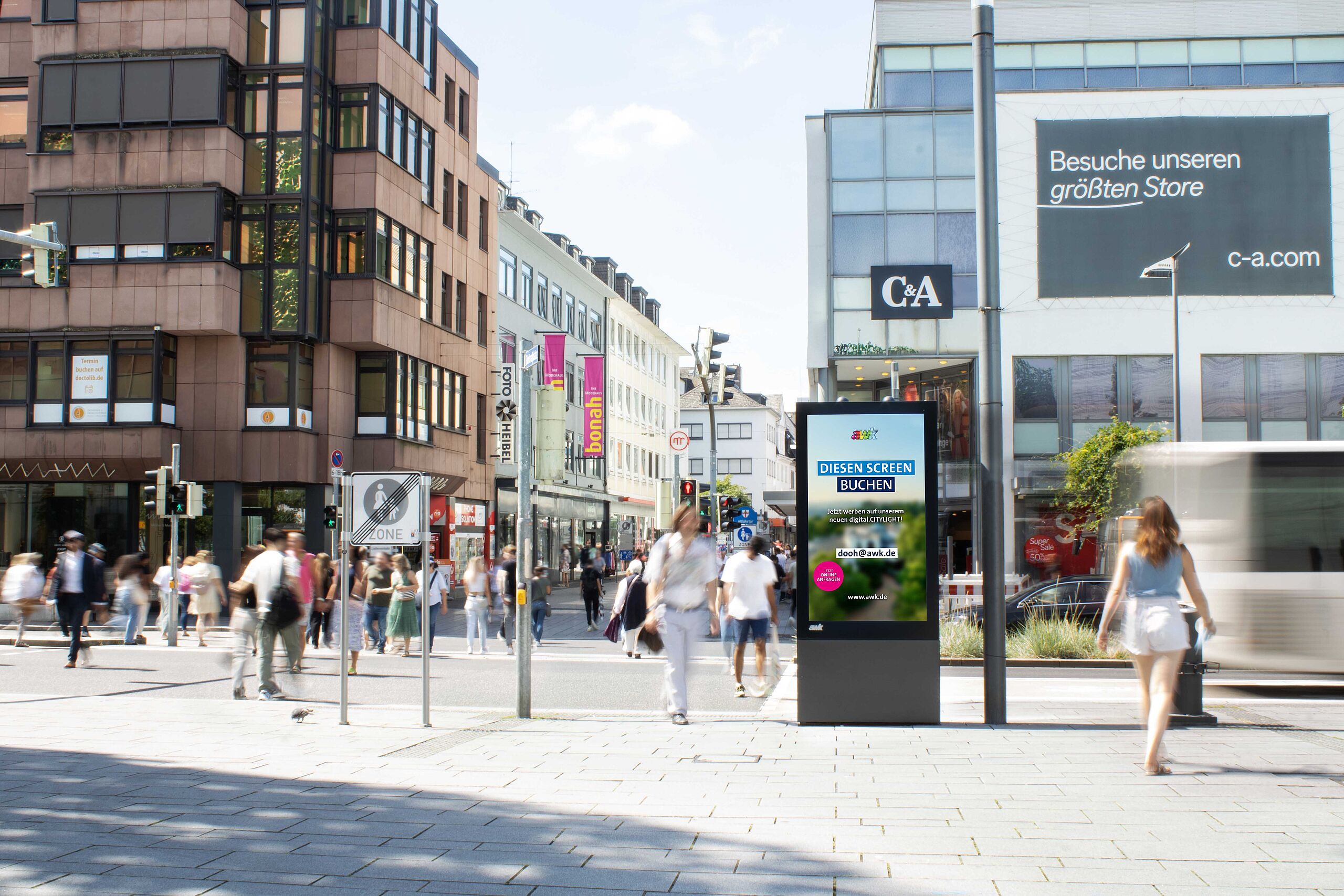 Digitale Vitrine im Hochformat - Kampagne awk Digitale Vitrine im Hochformat in der Innenstadt