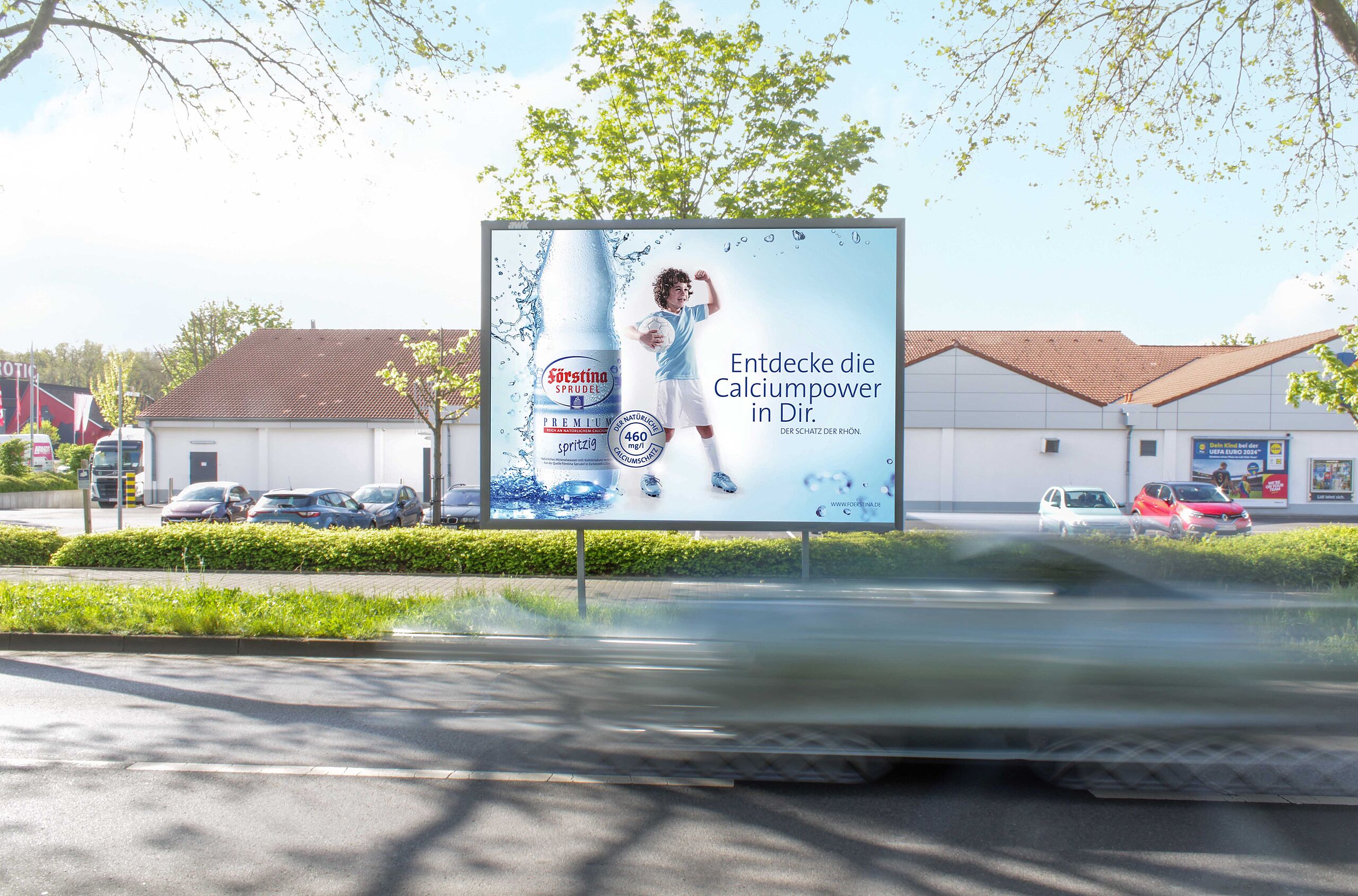 9 Quadratmeter Großplakat unmittelbar an einem Verbrauchermarkt