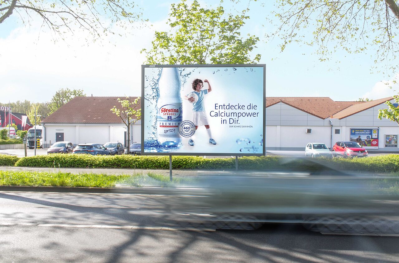9 Quadratmeter Großplakat unmittelbar an einem Verbrauchermarkt
