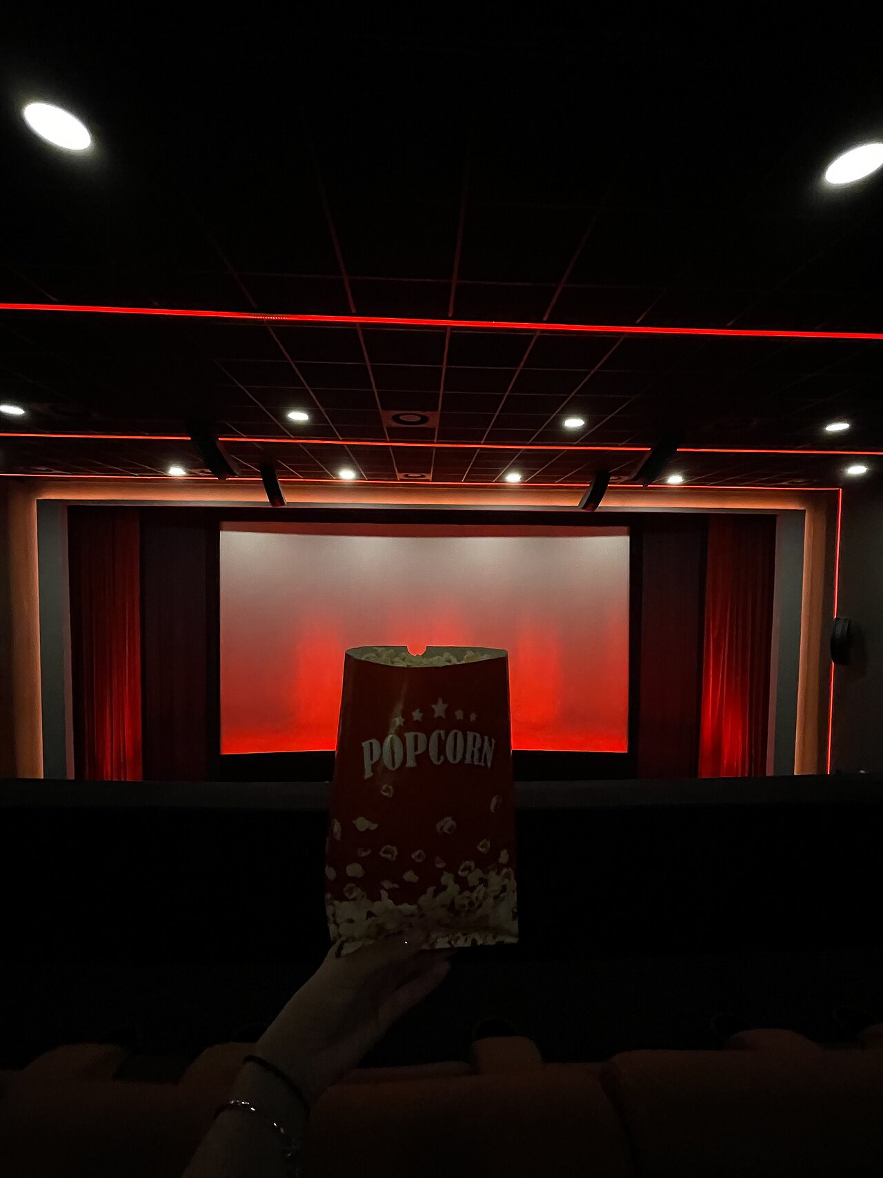 Kinowerbung auf der großen Leinwand