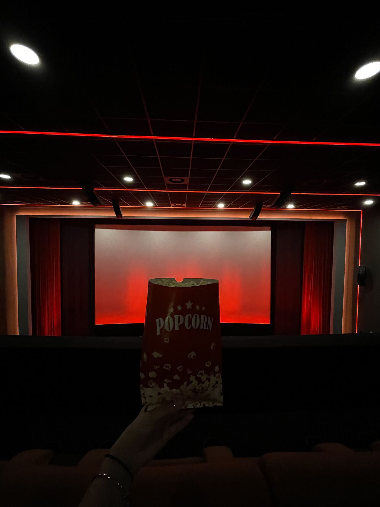 Kinowerbung auf der großen Leinwand