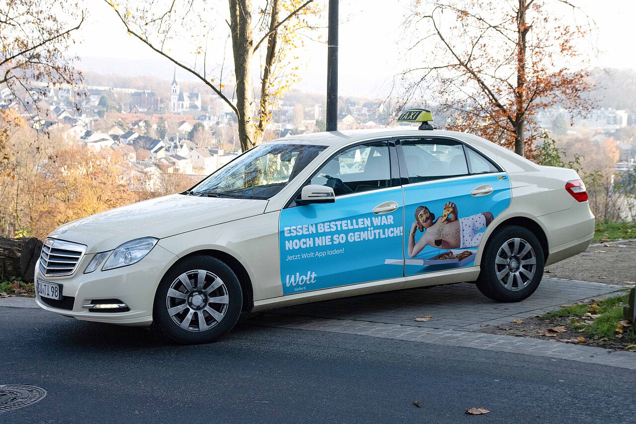 Bestellen mit Augenzwinkern: Diese Taxiwerbung bringt die Message gemütlich auf die Straße.