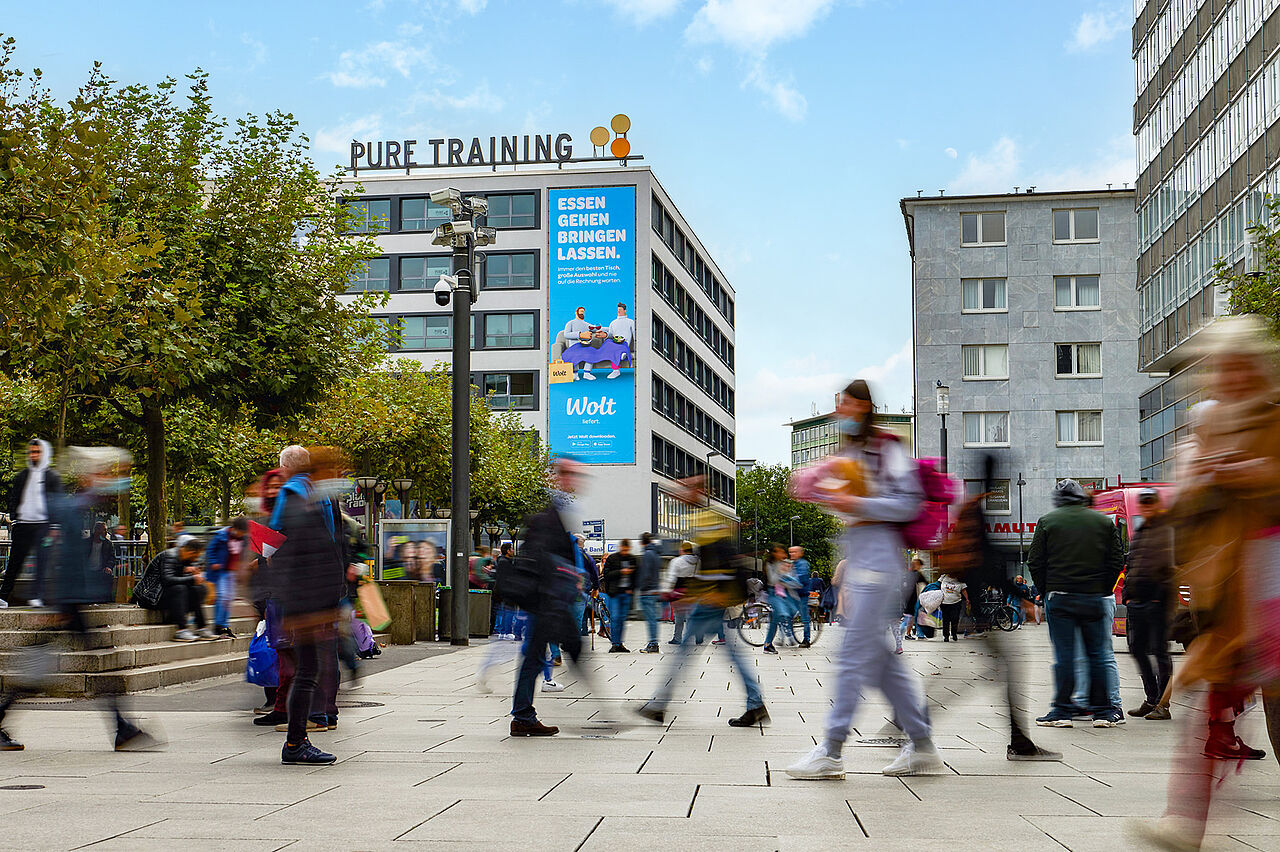 plakat-verkauft.de_risenposter_wolt_essen-gehen Riesenposter an Hauswand mit Wolt Motiv