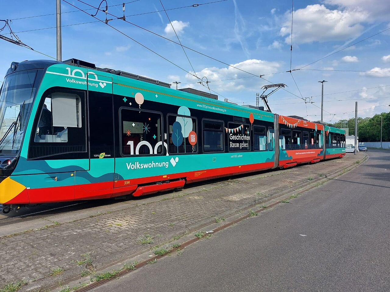 „Geschichten Raum geben“ – diese Jubiläumsbahn erzählt Geschichte und macht soziales Engagement im Stadtbild sichtbar.