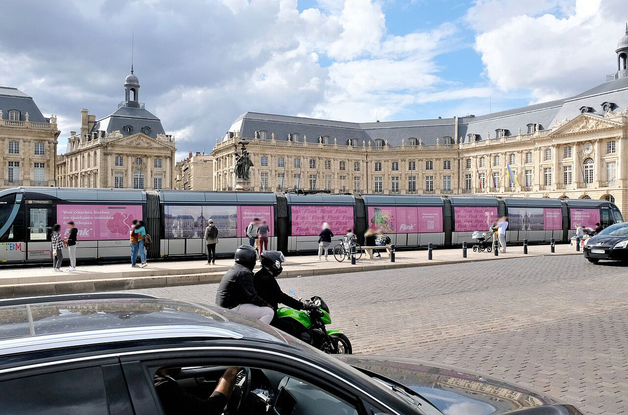 Modernes Design trifft Altstadtflair – Flink nutzt Bahnwerbung als stilvolle Werbebühne mitten im Leben.