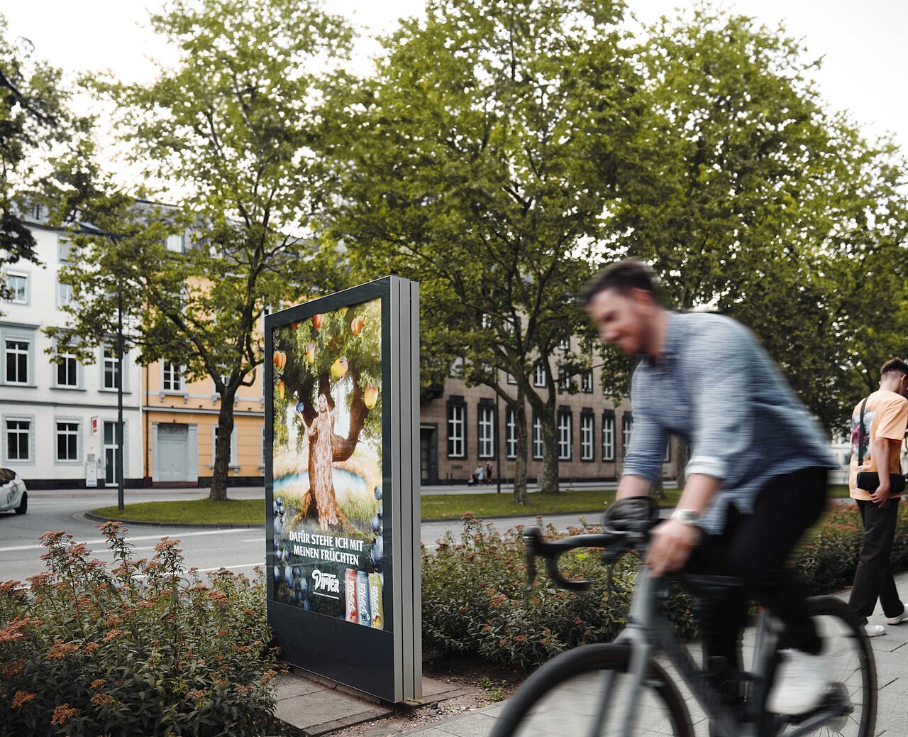 Citylight-Poster in der Fußgängerzone - Kampagne DirTea Hochformatiges Citylight-Poster direkt in der Innenstadt
