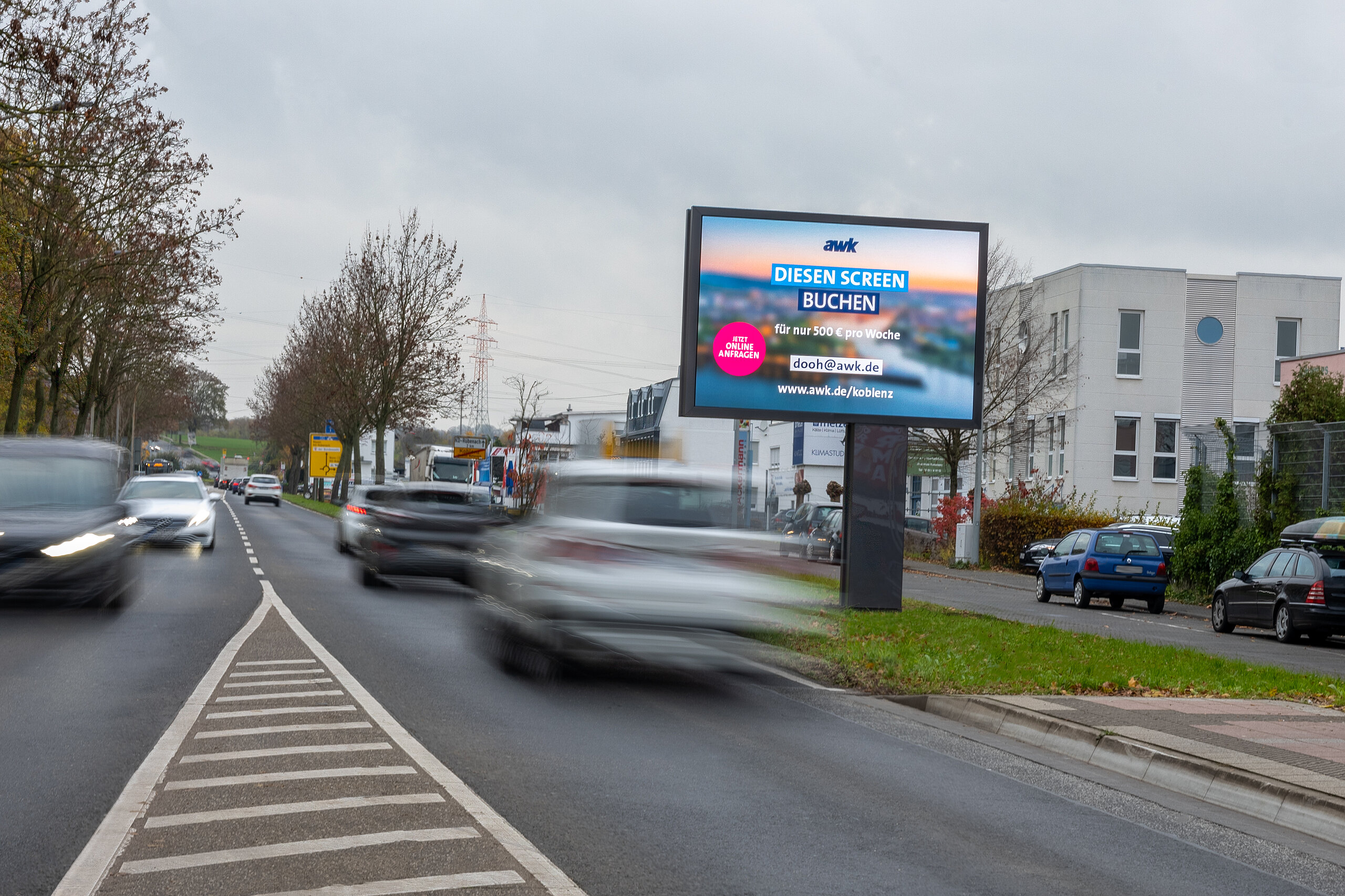 Digitales Großplakat mit der Aufschrift „Diesen Screen buchen“ an einer stark befahrenen Straße, perfekt für flexible digitale Außenwerbung.