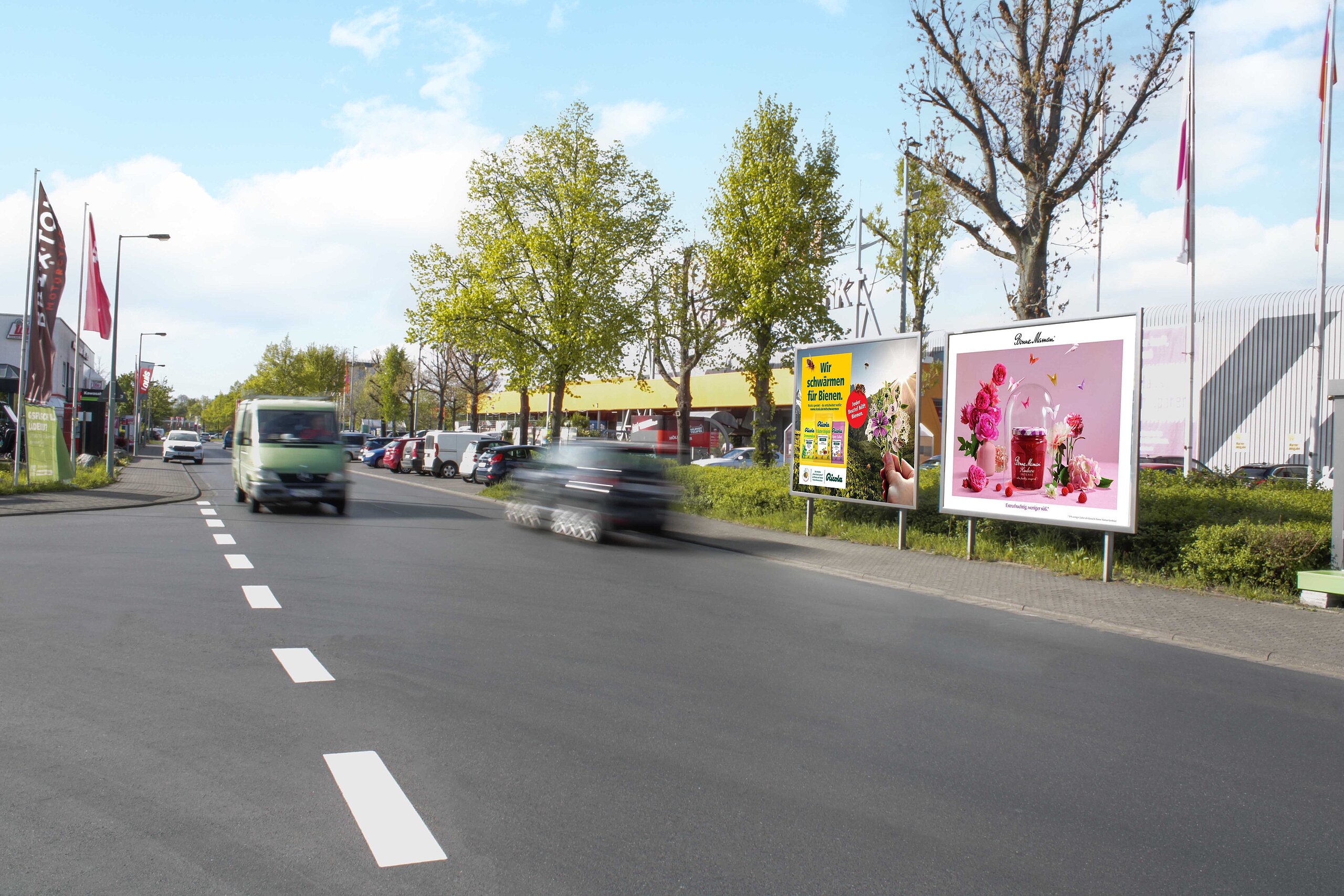 Zwei Werbeplakate nebeneinander an einer stark befahrenen Straße. Das erste Plakat zeigt den Slogan 'Wir schwärmen für Bienen' und das zweite Plakat wirbt für den Geschmack von 'Für den guten Geschmack' mit einem Bild von Rosen und Marmelade.