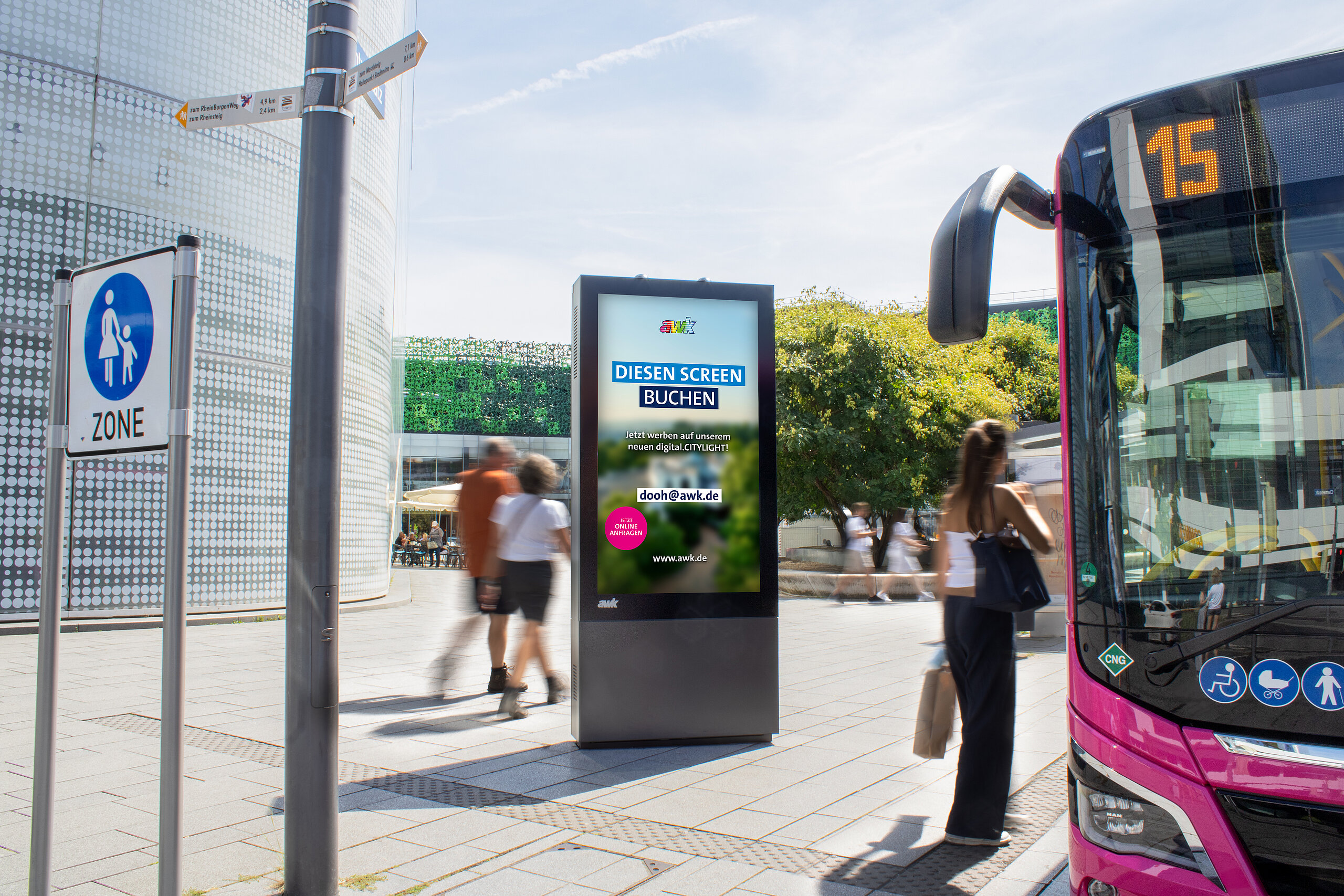 Digitales Citylight-Poster mit Werbescreen an einer Bushaltestelle, vorbeigehenden Personen und einem haltenden Bus in einer belebten Stadtzone