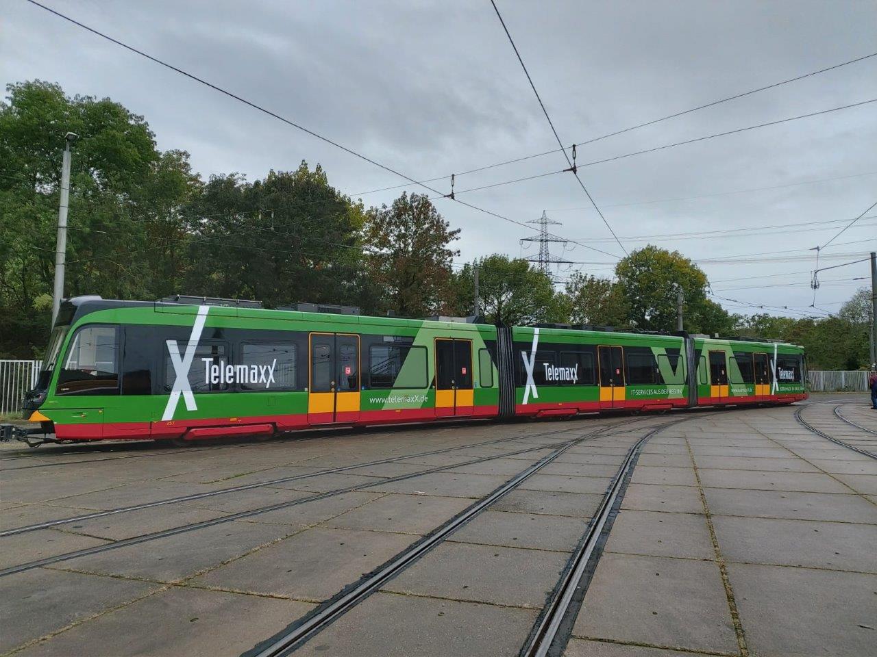 Grün, stark, sichtbar: Die TelematX-Bahn macht Technologie auf Schienen erlebbar.