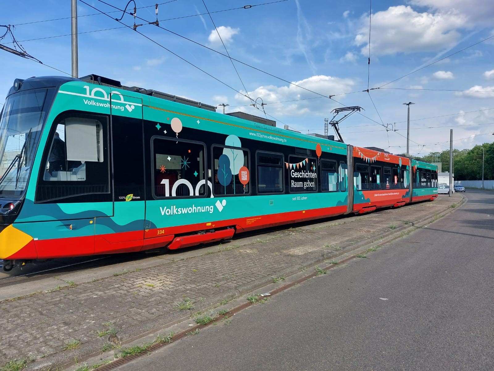 „Geschichten Raum geben“ – diese Jubiläumsbahn erzählt Geschichte und macht soziales Engagement im Stadtbild sichtbar.