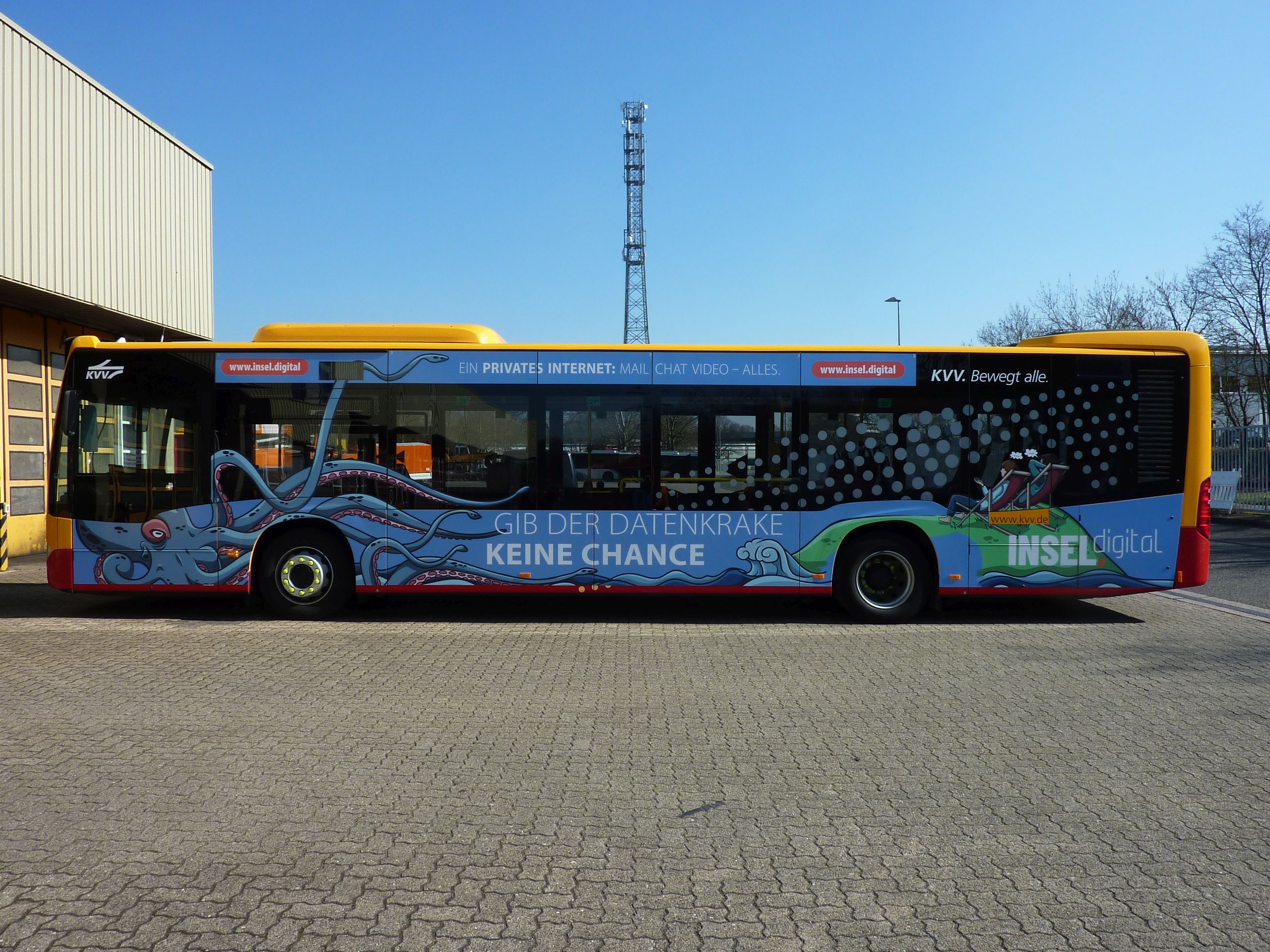 Ein riesiger Kraken ziert die Busseite, der Kunde ist INSEL.digital